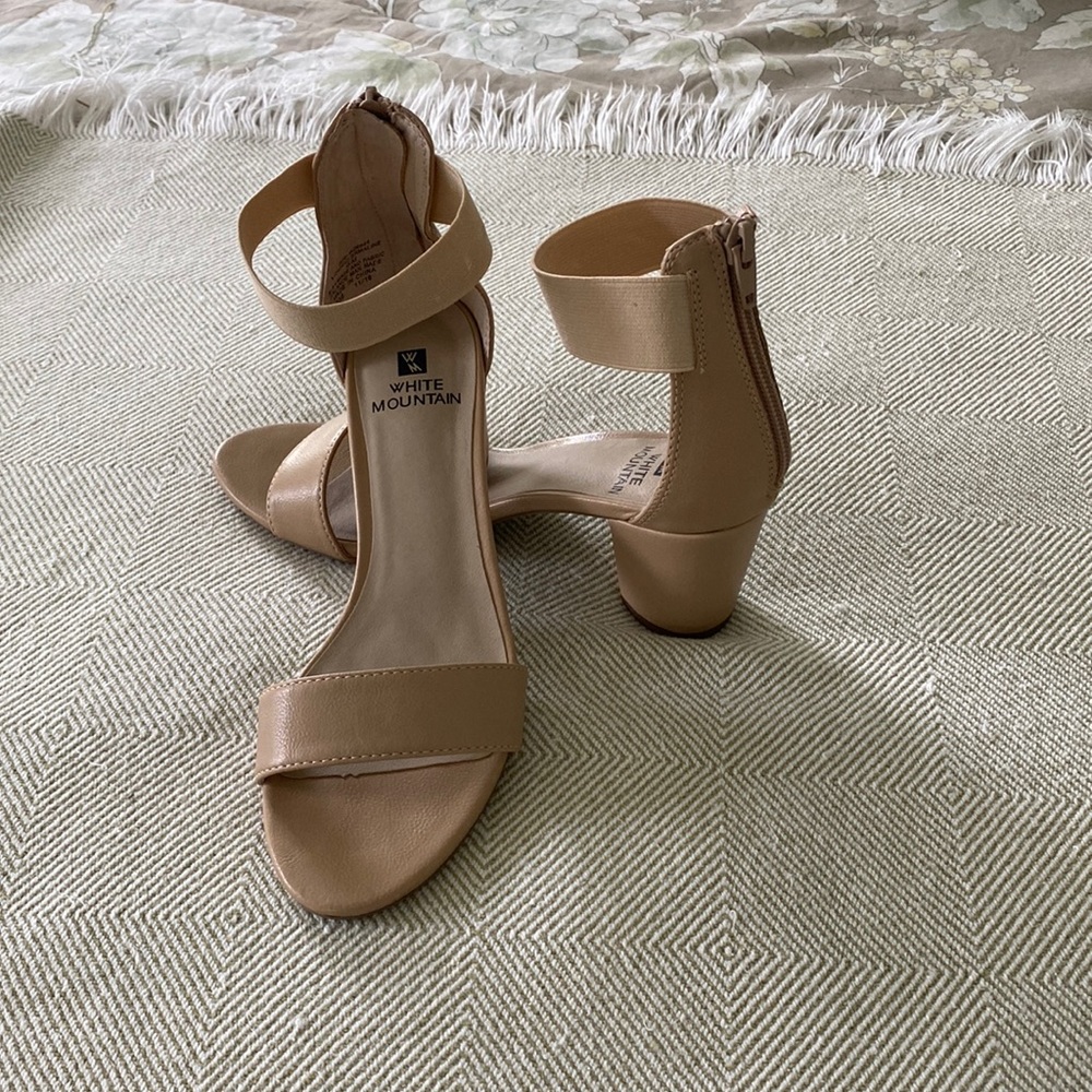 White Mountain size 6 - 2.5 inch heel - back zipper in Tan